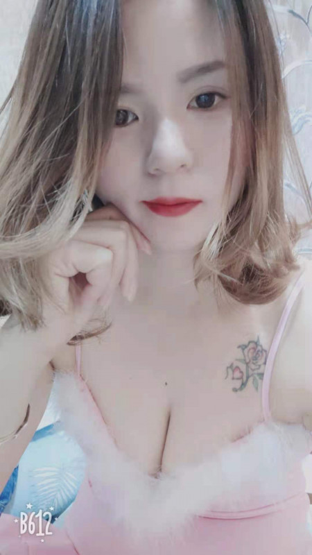 前凸后翘的服务系妹子